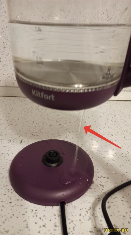 Течет вода из чайника Kitfort KT-640-5
